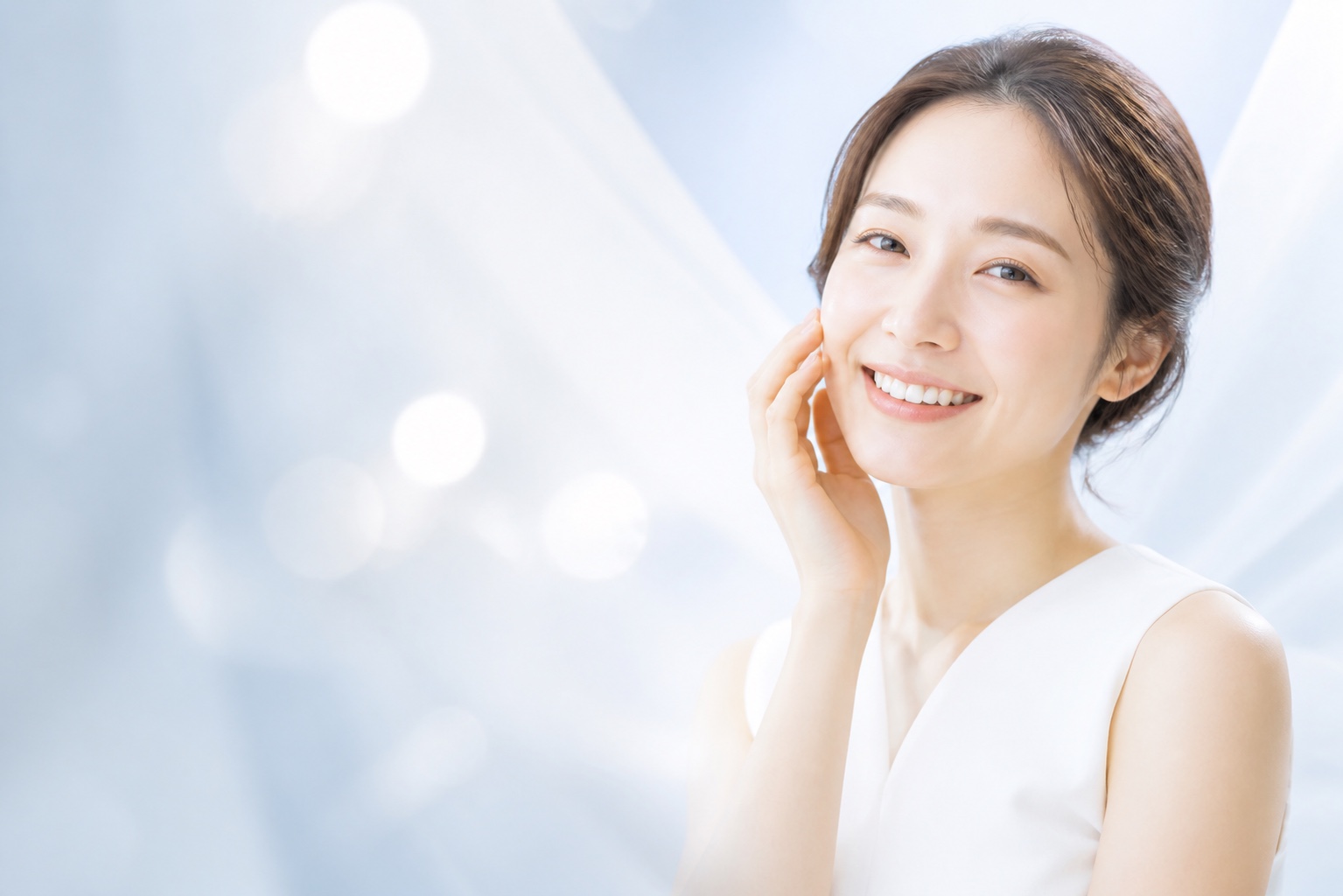 透明感のある自然な笑顔の女性